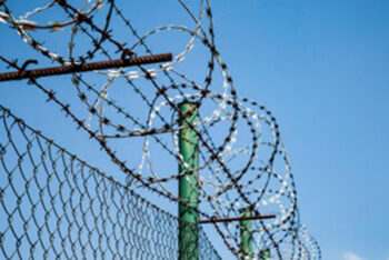 Колючий дріт (колюча стрічка). Купити колючий дріт для огорожі | Метиз Бровари