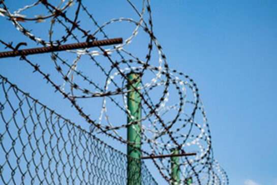 Колючий дріт (колюча стрічка). Купити колючий дріт для огорожі | Метиз Бровари