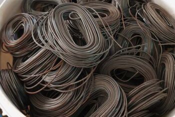 Проволока в ведрах